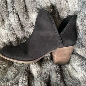 Women's Lucky Brand Black Beetrix V-Notch Ankle Bootie — uni shoe — left only